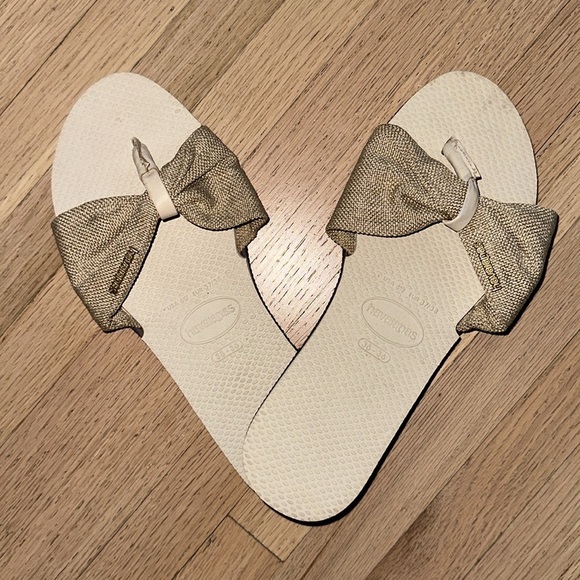 Havaianas St. Tropez Shine Cream and Gold Sandals with Elegant Bow size 6 - Picture 3 of 7